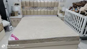 السریر و طاولة الزينة