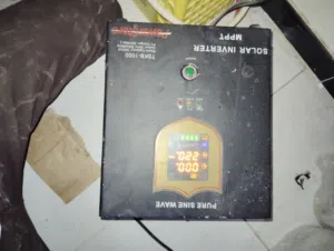 عاكس طاقة شمسية (Solar Inverter) من نوع Pure Sine Wave (موجة جيبية نقية)،