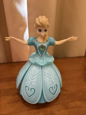 Frozen dancing and singing figurine