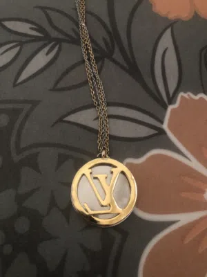 للبيع قلاده نسائيه LOUIS VUITTON PARIS ملاحظه اصليه فيها سيريو نبر
