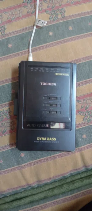 مشغل كاسيت وراديو متنقل توشيبا قديم (Toshiba Dyna Bass)