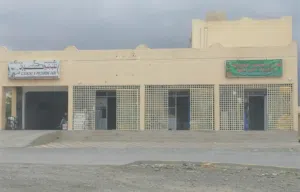 أرض تجارية للبيع بها 8 محلات في موقع استراتيجي خلف محطة الوقود وقريب من جميع الخدمات جميع المحلات