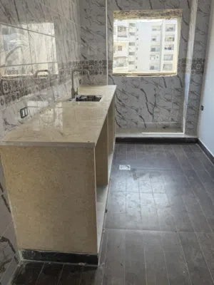 شقه. ايجار. بذون فرش خلف سوق. المهاري. 2500. دينار. بذون فرش