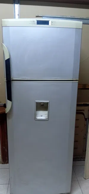 ثلاجه بحاله جيده جدا للبيع شغاله بالكامل