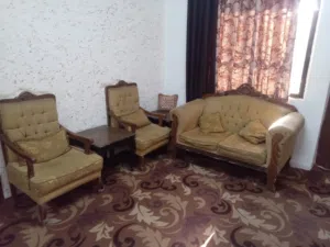 طقم كنب بحاله جيده وبوفيه خشب بحاله ممتازه