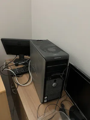 عدد 5 كومبيوترات للبيع ومعهم كاش سيستم بصحة جيدة