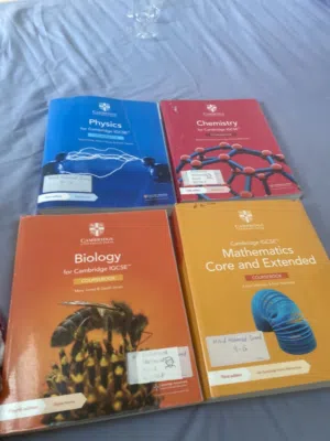 6 كتب igcse للبيع  مستعملة لكن في حالة ممتازة جدا كانها جديدة. كتب مدرسيه رخيصه جدا
