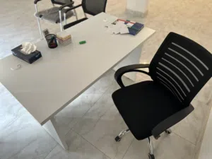مكتب شبه جديد وكرسي عجل، و زوز كراسي ضيوف وطاولة خدمية للبيع