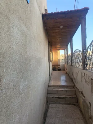 بيت مستقل للبيع في عمان منطقة الحرشه ماركا الجنوبيه مكون من طابقين ومخزن بسعر 38000 البيع كاش فقط