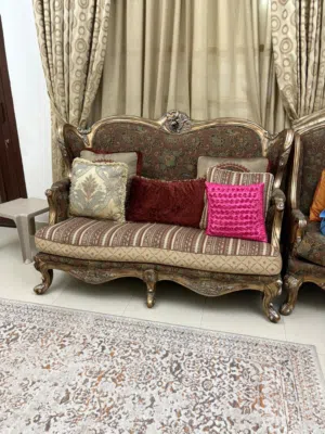 كنب جميل متسخدم بشكل نظيف