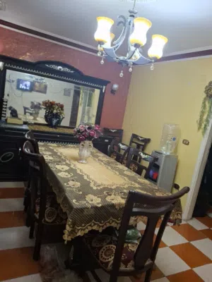 سفره دمياط خشب زان انتيك عباره عن طرابيزة ببلوره زجاج و6كراسي+بوفيه 4درف بمراية كبيرة ورخامة بلجيكي