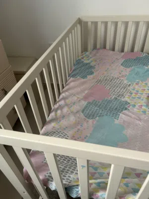 سرير اطفال من بيبي شوب بحاله ممتازه