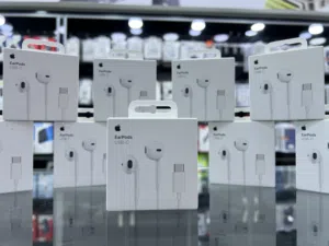 سماعات ايفون TYPE-C الاصلية متوفرة  الان لدى ليما موبايل بالفرعين اصلية شركة 100٪ لايفون 15——17PM