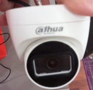 للبيع كاميرات المراقبه استعمال نظيف جدا وحدة فيها نظام رؤيه ليليه وثانية عادية لخارج المنزل وداخله