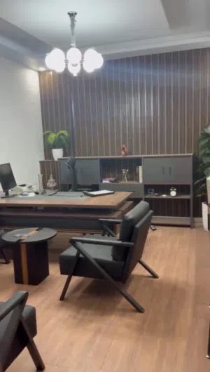 شقة مكتبية تشطيب جديد وأثاث مكتبي VIP جديد في راس حسن مبني شركات متكامل