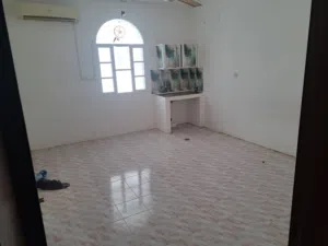 بالعذيبة استوديو غرفة و مطبخ تحضيرى خلف بناية تثمير مقابل مسجد العذيبة studio for rent in aziba