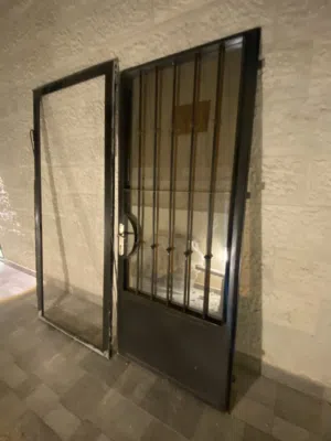 باب حديد ثقيل مع قزاز قوي وزرفيل 5 مفاتيح جديد وبسعر حرق 100 دينار