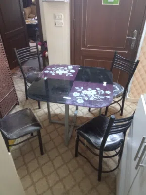 طاوله زجاج سوكريت عريض للبيع مع 4 كراسي بحاله جيده جدا ،،،،،،،،،،،