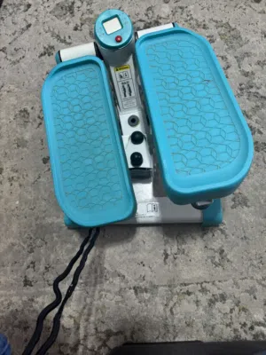 ميني ستيبر رياضي منزلي بحالة ممتازة مع شاشة عداد وحبال مقاومة – فرصة بسعر مغري 35 قابل للتفاوض