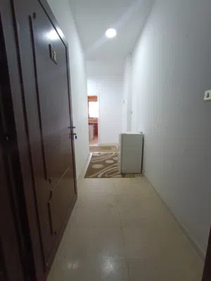 استوديو مفروش بنظام سويت مقابل الجامعة الاردنية بداية طلوع نيفين من المالك مباشرة / عمارة عائلية