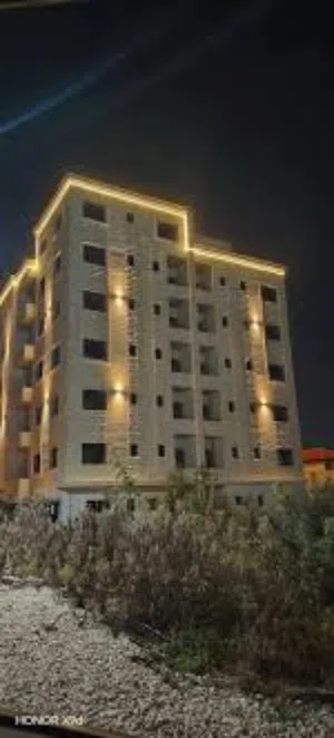 شقه عظم مساحه 140م طابق خامس ثلاث غرف نوم وحمامين وصاله ومطبخ وبلكونه