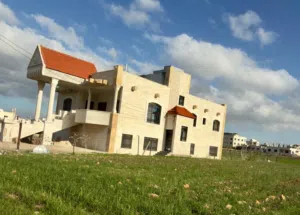 فيلا للبيع جنوب صالة السفير