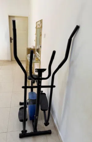 جهاز سير كهربائي وجهاز  إليبتكال مع كراسي