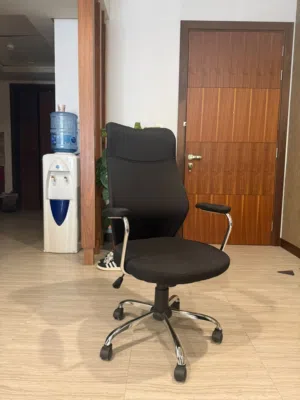 Black rolling office chair w/ arm rests
