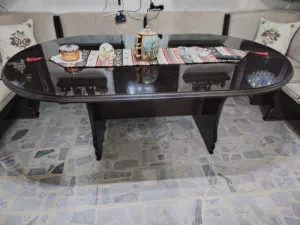 طاوله سفره كبيره عليها زجاج سيكوريت بدون كراسي شبه جديده