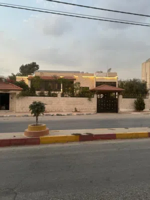 More than 6 bedrooms . 4 Bathrooms . 600 m20