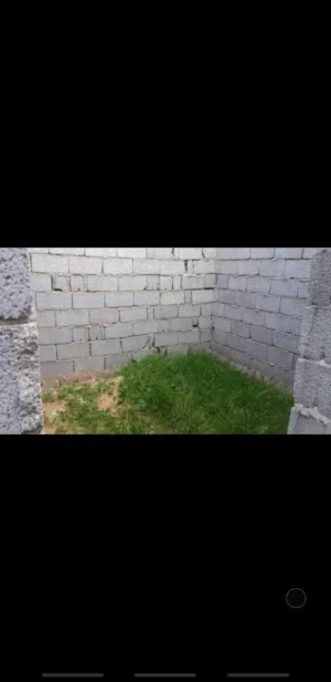 قطعة ارض وجهتبن للبيع فيها ستوديو مش كامل حي سكاني في لطفه قبل محل سند علي قطران من جهتين مقابل زمزم