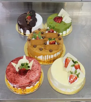 محل ومعمل حلويات للبيع