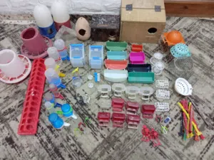 للبيع مستلزمات طيور كاملة  مجموعة كبيرة من مستلزمات الطيور بحالة جيدة ونظيفة، مناسبة للمربين أو المح