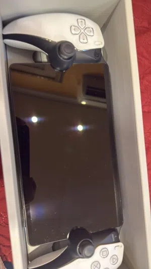 بلاي ستيشن بورتل مع ملحقاته بحالة جيدة جدا