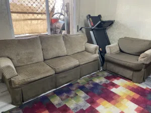 كنب امريكي مستعمل بحالة جيدة للبيع المستعجل بسعر لقطة قابل للتخفيض للجادين فقط