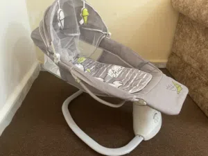 كرسي هزاز Mastela كهربائي ويدوي للبيع