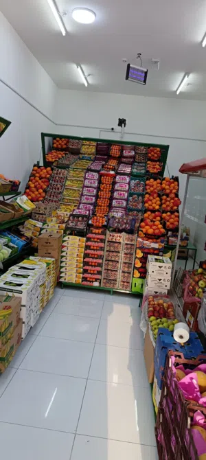 محل خضروات وفواكه للبيع