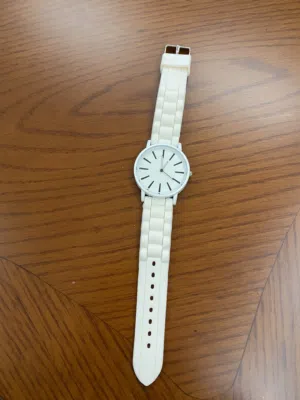 ساعة لون ابيض