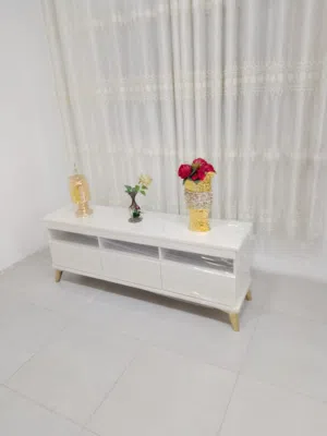 طاولة تلفزيون أحدث الموديلات شي راقي ومرتب