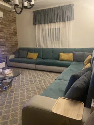 طقم كنب زاوية L مع المخدات - حالة ممتازه