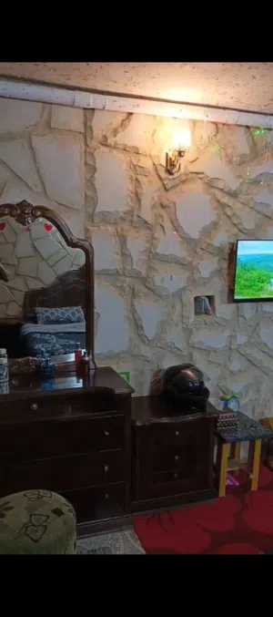 غرفة نوم كامله الغرفه ما شاء الله مش ناقصها اشي ومبين في الصور الخشب ثقيل واشي وخشب اصلي