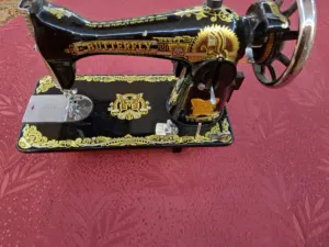 ماكنة خياطه شغاله ميه ميه بحالة ممتازه ومعها ماتور