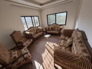 طقم كنب 9 مقاعد مستعمل للبيع بحالة جيدة