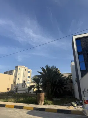 ارض سكنية 400متر واجهتين للبيع في سوق الجمعة 11يونيو بالقرب من طريق الرئسي
