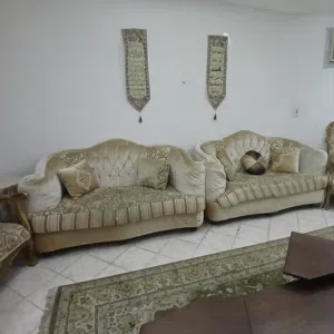 كنب مع السجادة والطاولات للبيع