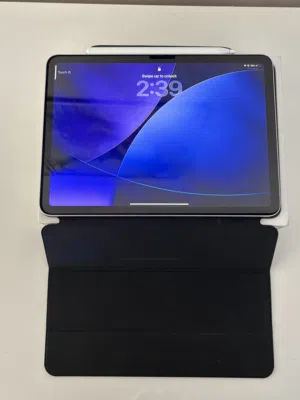 ipad air 11 (m3) مع كامل اغراضه والكفاله شغاله