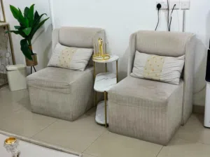 طقم جلوس للبيع المستعجل بحاله ممتازه كنبتين وكرسين وطاوله منتصف