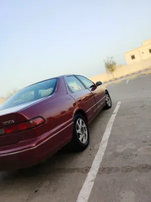 تويوتا كامري 1999 بحالة ممتازة، لون أحمر، محرك 3000-3999 سي سي، ترخيص أمريكي