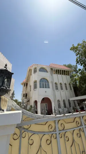 (House For Sale Qurum) منزل للبيع القرم