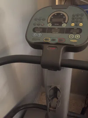للبيع جهاز جري (Treadmill) ماركة Technogym الإيطالية - فرصة للمهتمين